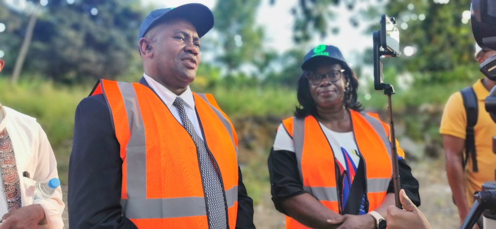 image Le ministre sur le chantier des travaux de trainage au nord de Moroni